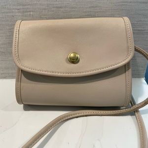 Vintage Coach bone ivory small crossbody bag excellent condition 7.5” x 6.5”
